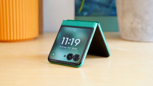 Motorola Razr 70 Review: A budget flip phone stuck in place