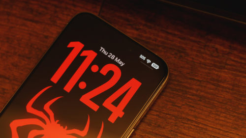 What’s The Line Below The Battery Icon On Your iPhone Lock Screen For?