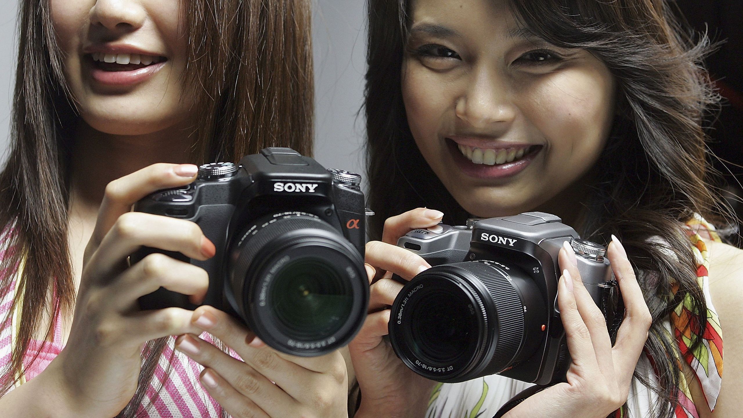 Sony’s first-ever DSLR had a wild feature that started focusing without pressing any buttons