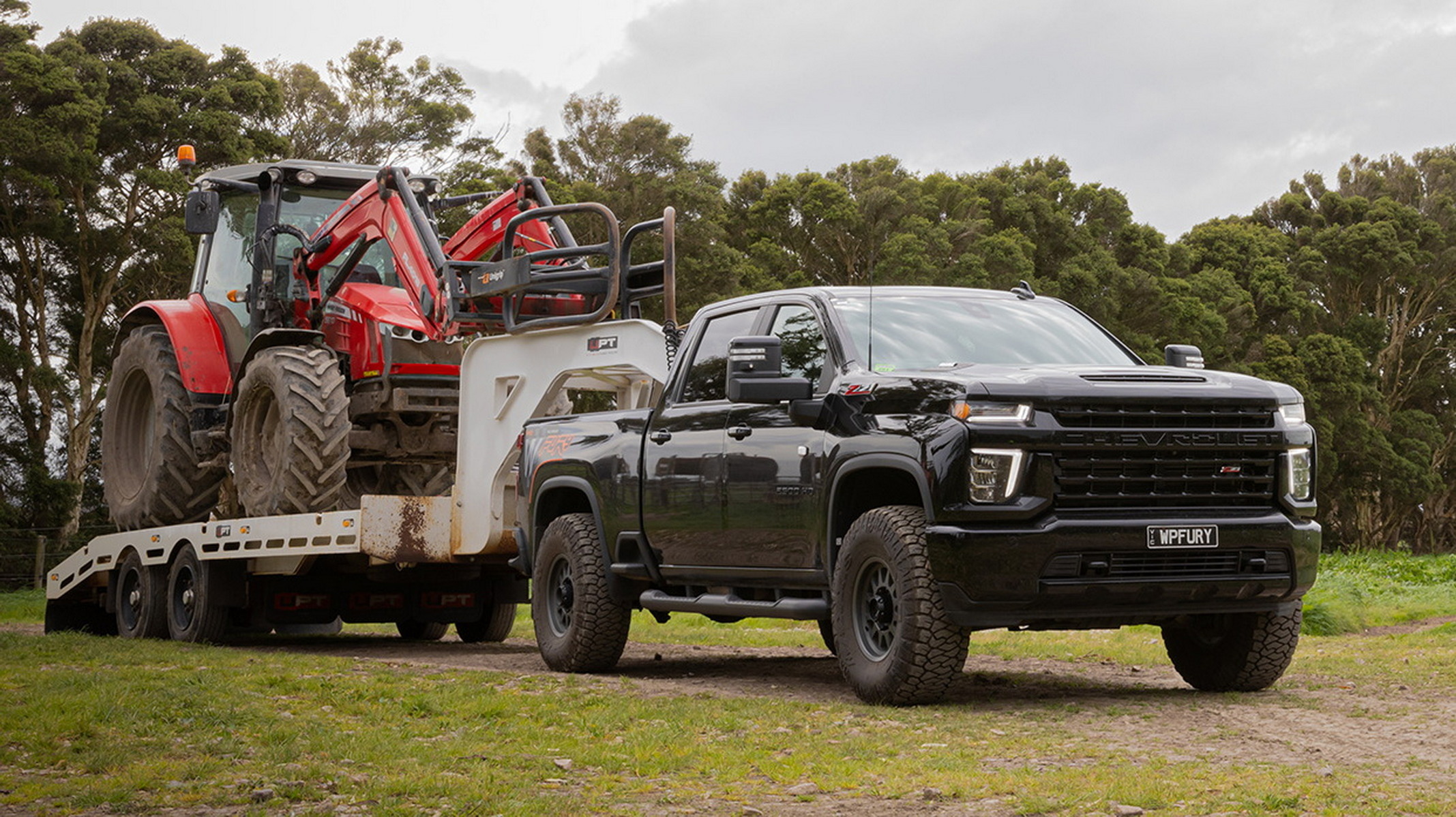 Chevy’s Silverado HD Gets A $13K Fifth-Wheel Hitch That Can Tow Three BYD Pickups | Carscoops