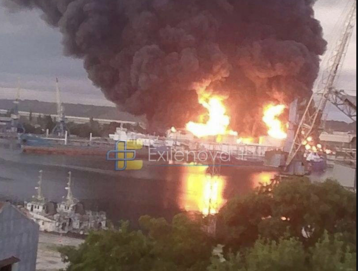 Fires Reported at Crimean Ports, Chonhar Bridge, Air Defense Sites Following Drone Strikes