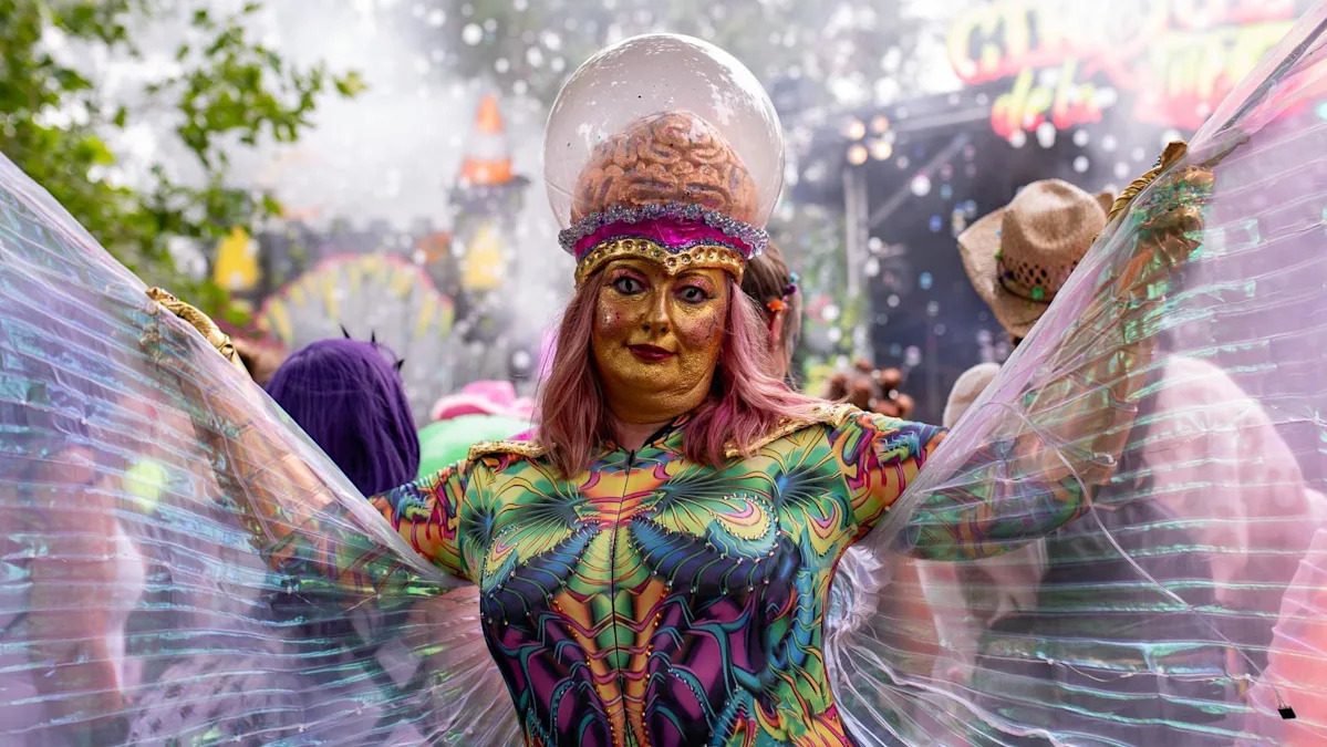 Space oddities: Festival’s fancy dress parade