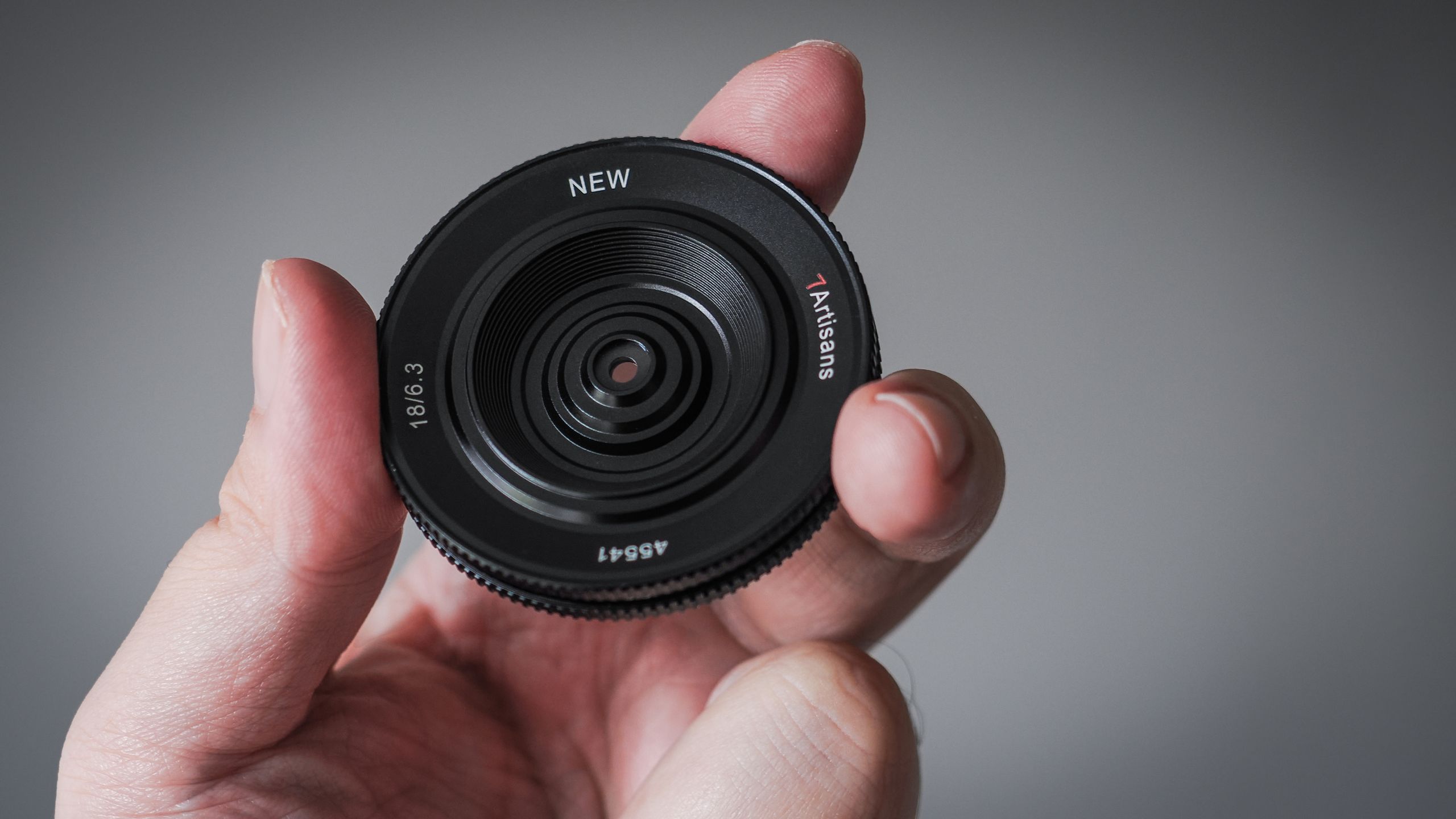 Do you wish your mirrorless was as small as a compact camera? With this ultra-slim pancake lens, it can fit in your pocket!