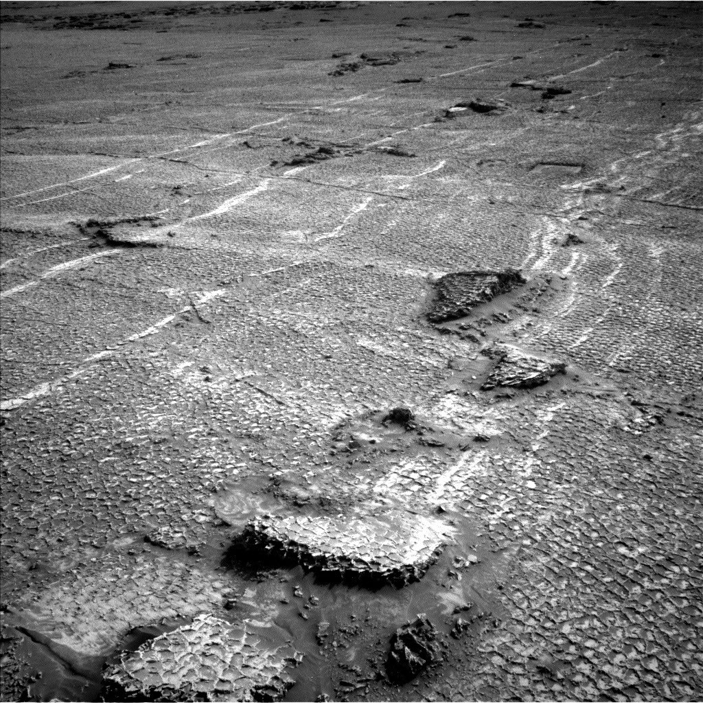 Curiosity Blog, Sols 4927–4933: Let’s Drive to That Smooth Area – NASA Science