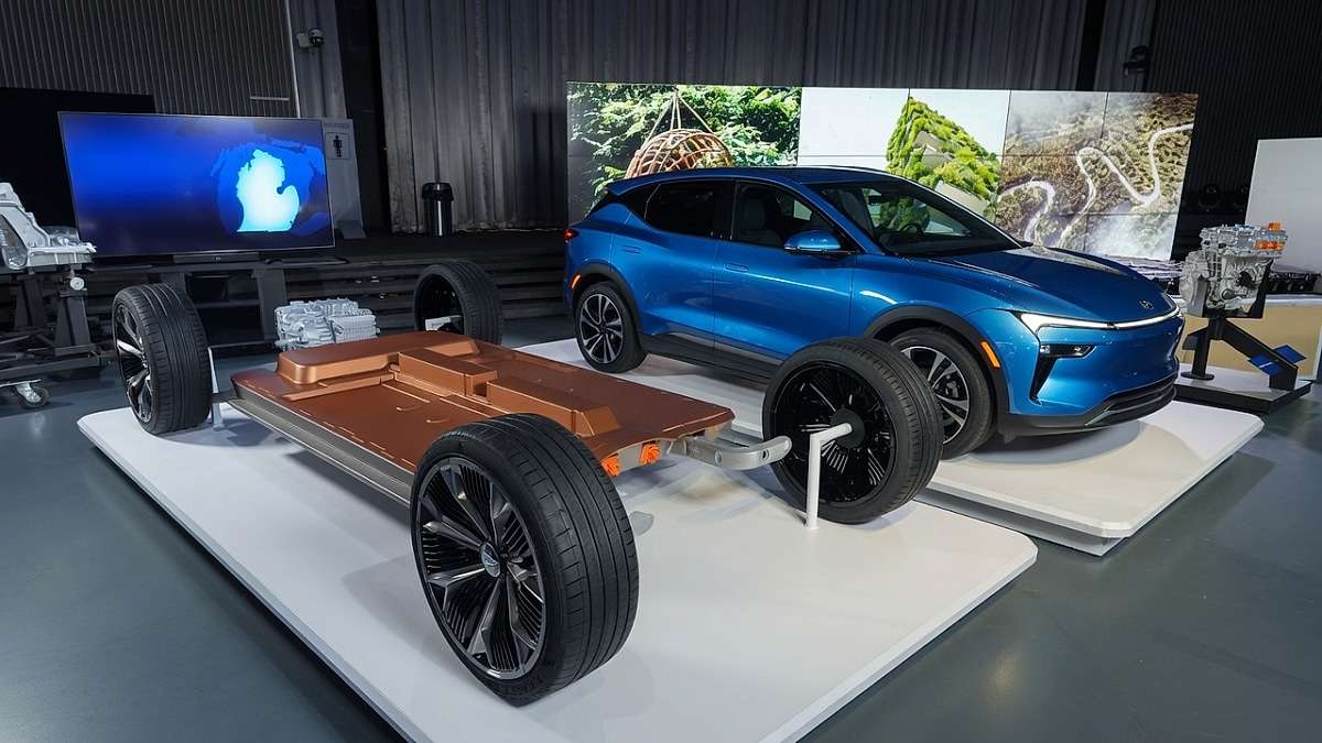 GM Is Reportedly Building A Mid-Market Successor To The Bolt, Starting With These 2 Popular EV SUVs