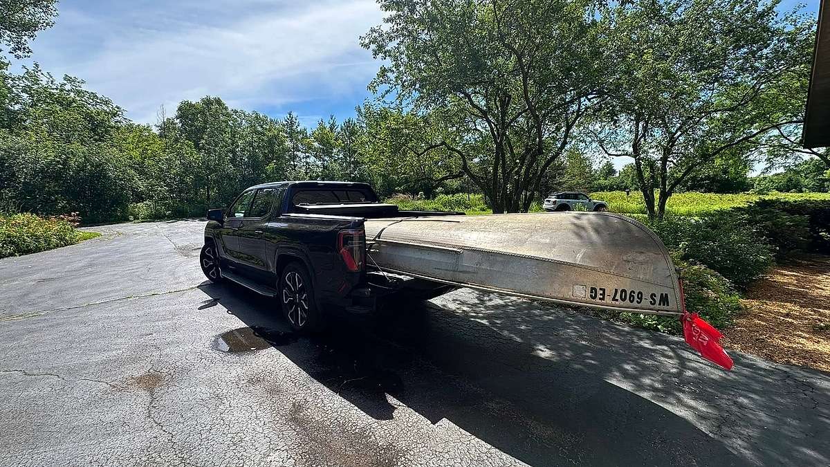 A GMC Sierra EV Hit 2.5 mi/kWh With a 12-Foot Boat in the Bed, While a Ford Maverick Hybrid Dropped to 22 MPG Towing Kayaks