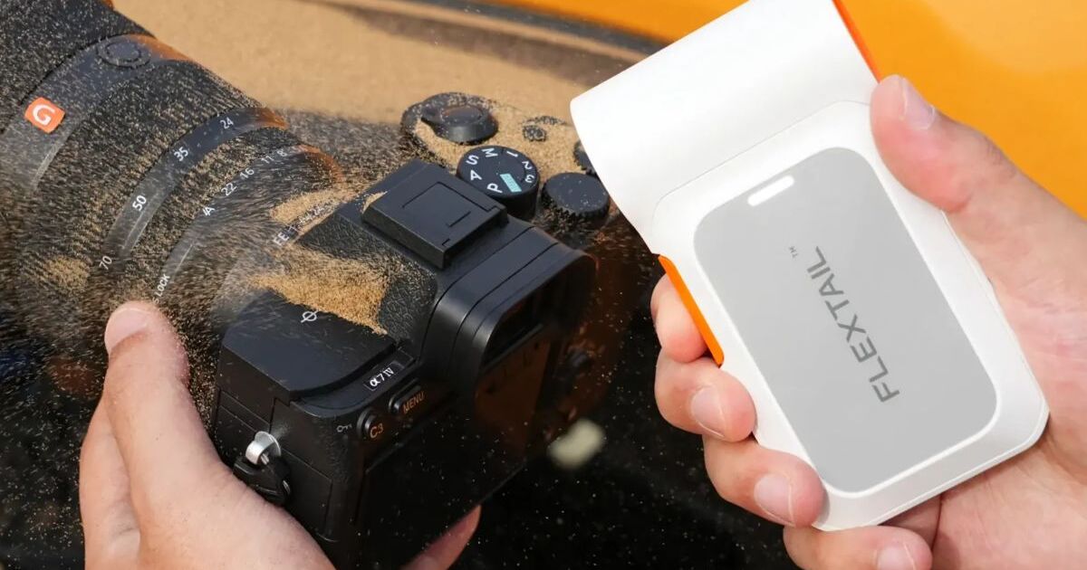 Mighty little blower blasts dust off your gear at 65 m/s – and inflates camping gear in a flash