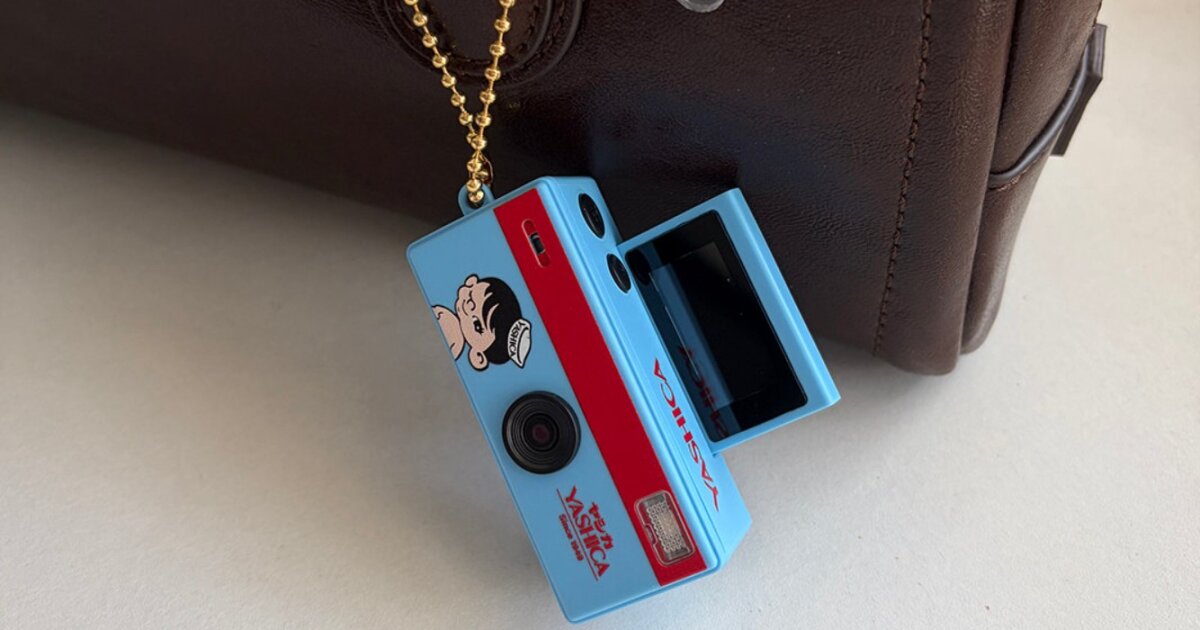 Adorably retro tiny cam lashes flip-screen selfies to your keychain