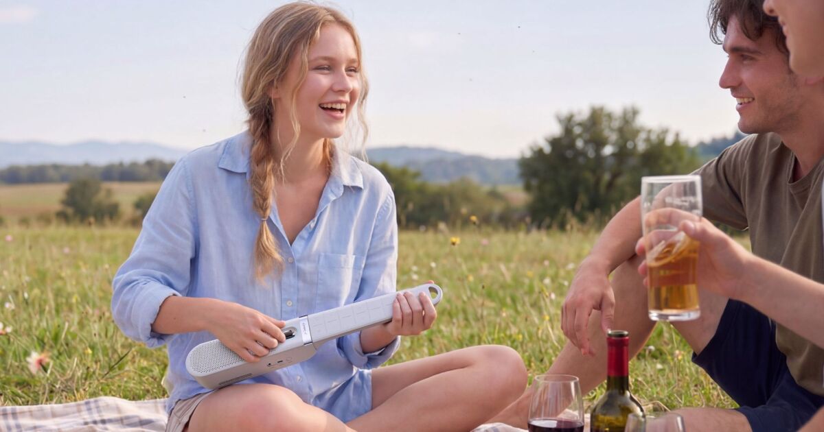 Novel Bluetooth speaker folds out for tuneful strumming on the go