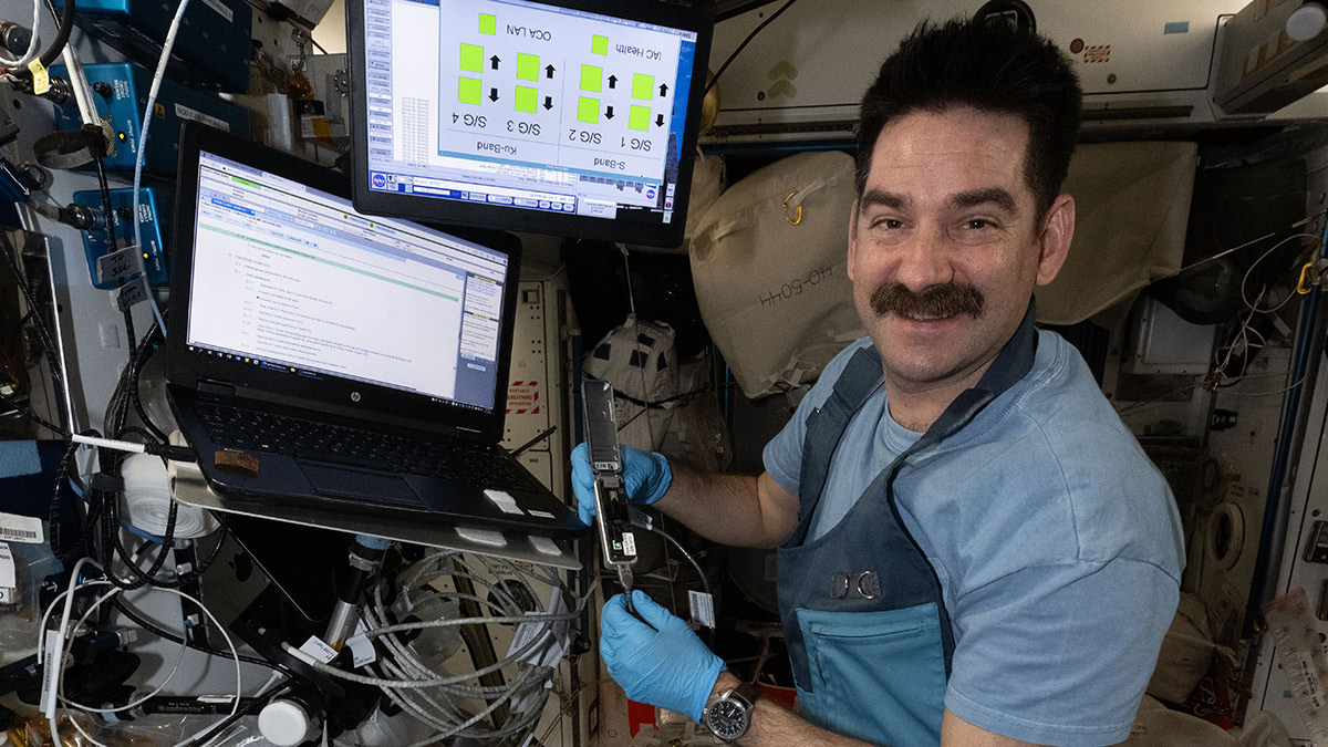 Crew Works Eye Exams, DNA Sequencing, and Spacesuit Preps – NASA