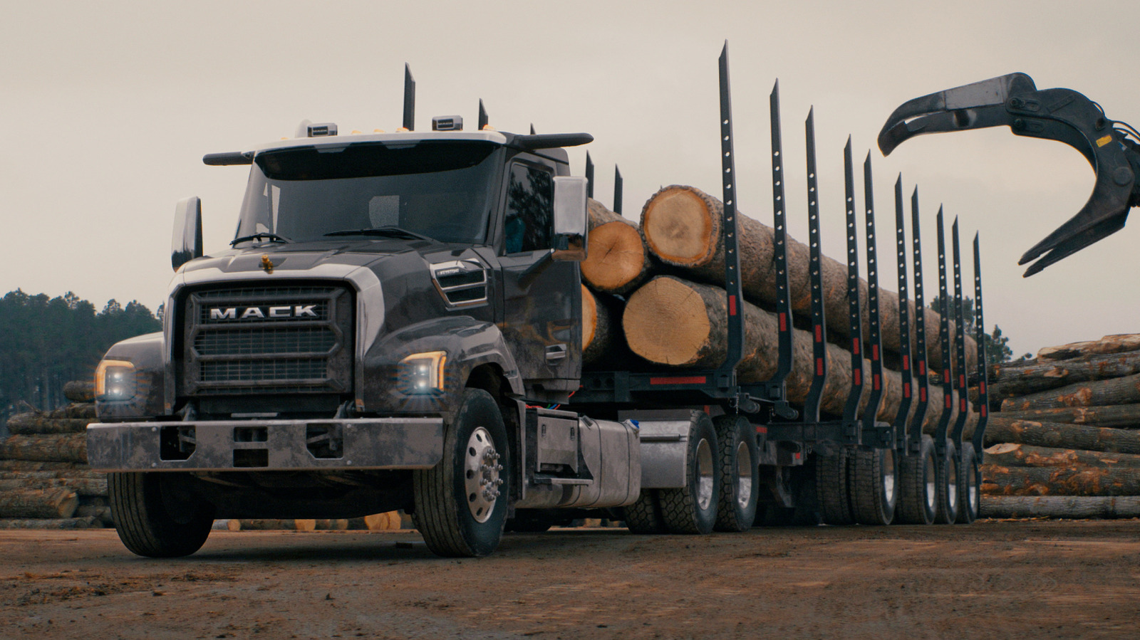 Mack Vs Peterbilt: What’s The Difference Between These Semi-Trucks?