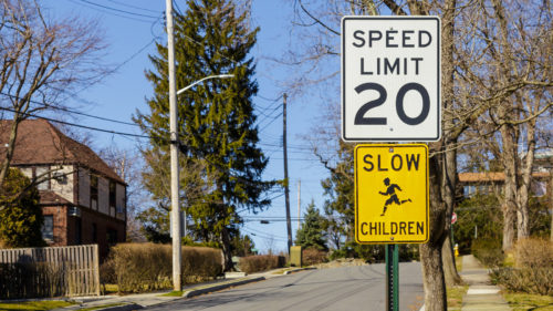 What’s The Difference Between Yellow And White Speed Limit Signs?