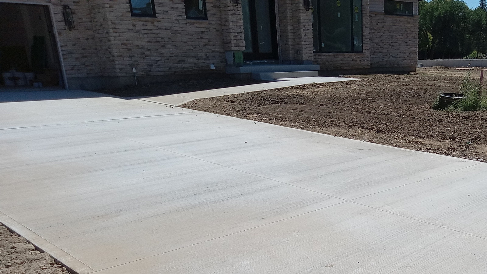 Concrete Pavers Vs. Poured Concrete: Which Driveway Lasts Longer?