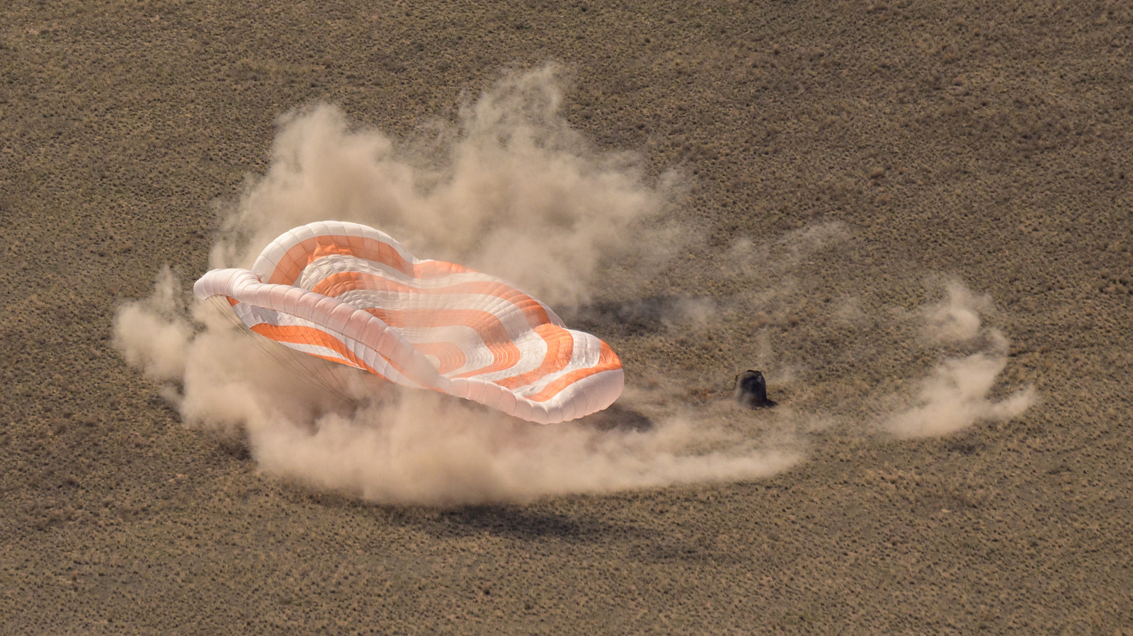 Why Russian Spacecraft Land On Solid Ground – But NASA Splashes Down In The Ocean