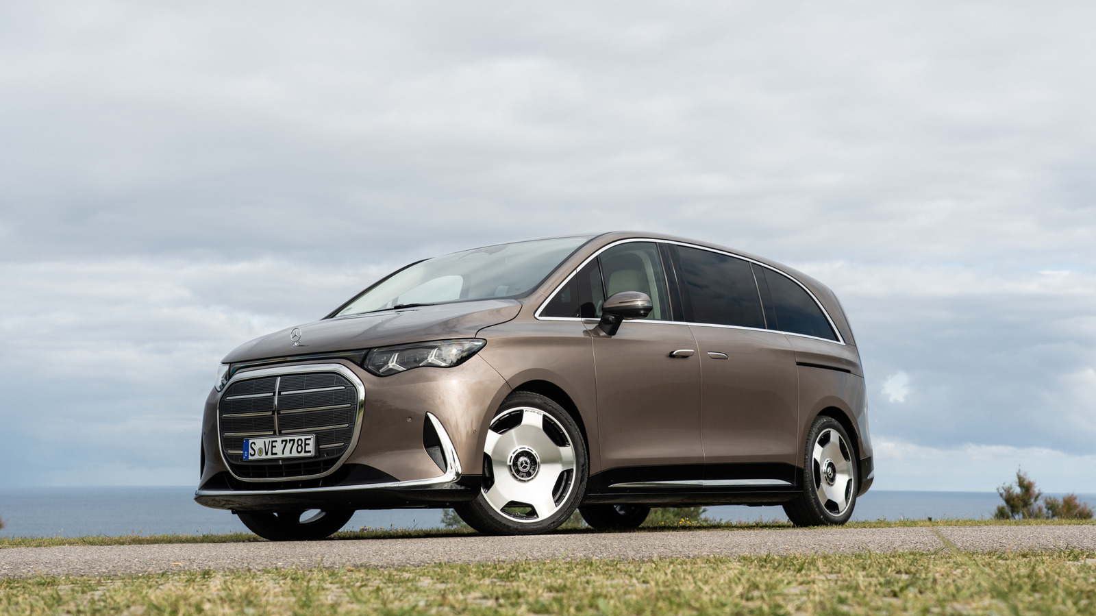 2028 Mercedes-Benz VLE first drive: Your 8K living room on wheels has arrived – Engadget
