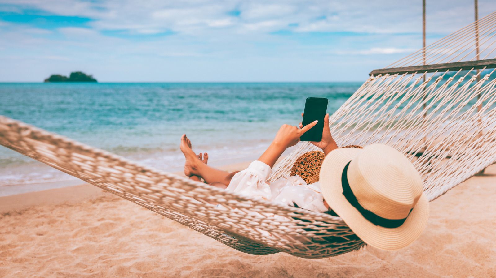 5 Ways Your Phone Has Quietly Changed How You Travel Abroad – SlashGear