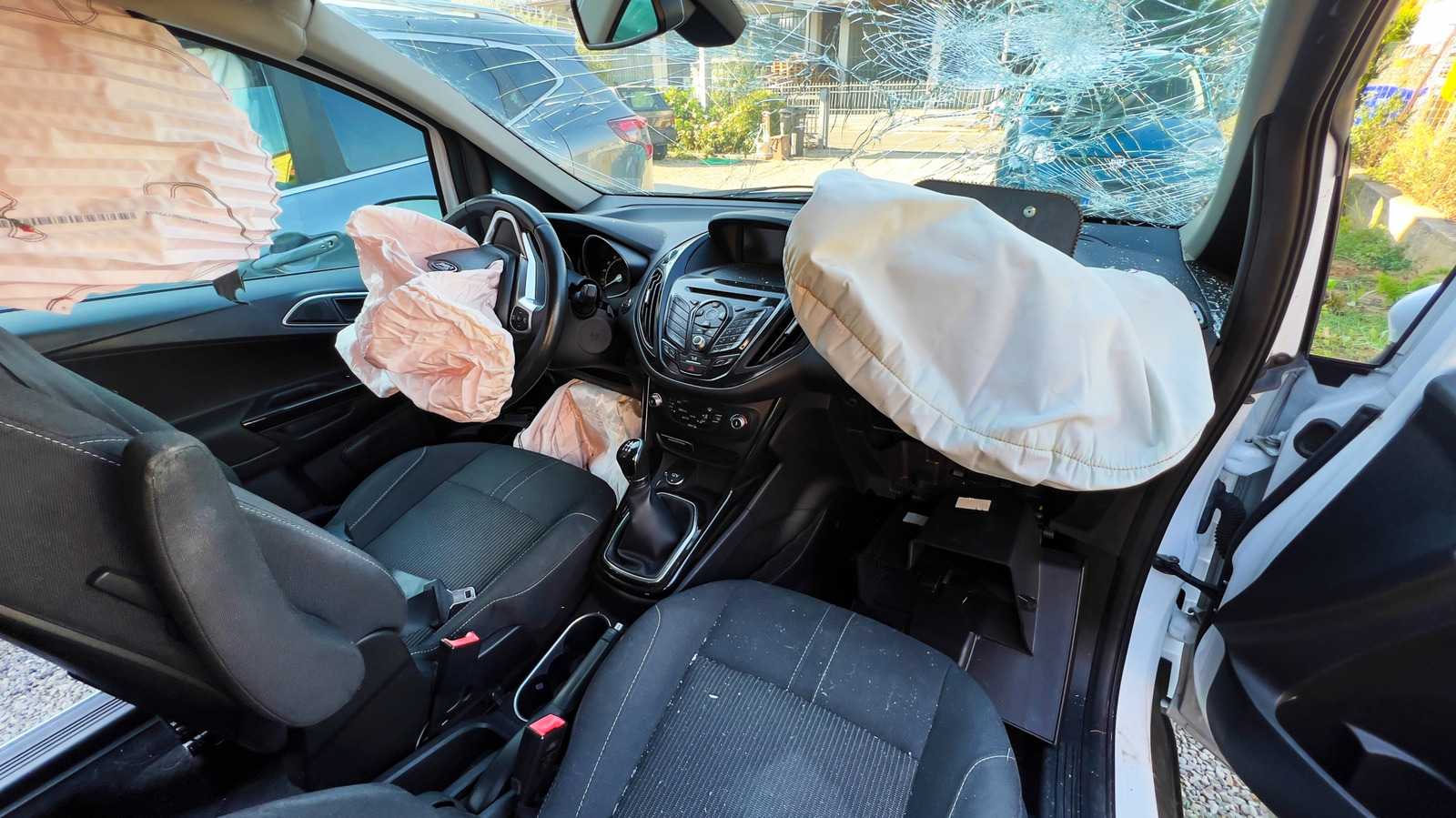 How Do Airbags Deploy So Quickly In A Crash? The Physics, Explained – SlashGear