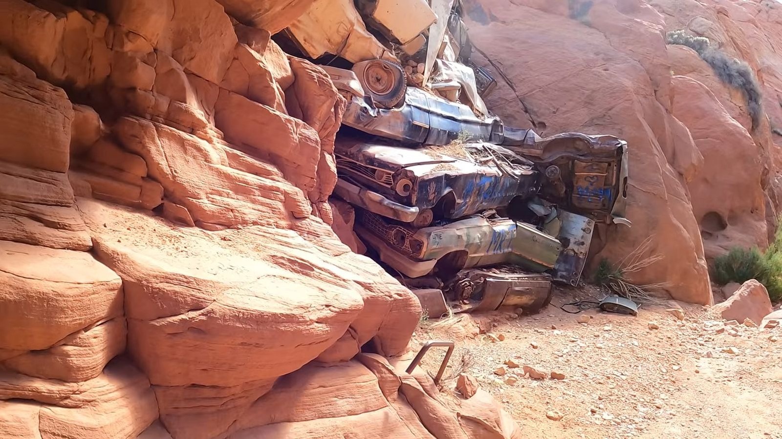 This Remote Canyon Is One Of America’s Most Bizarre Car Graveyards – SlashGear