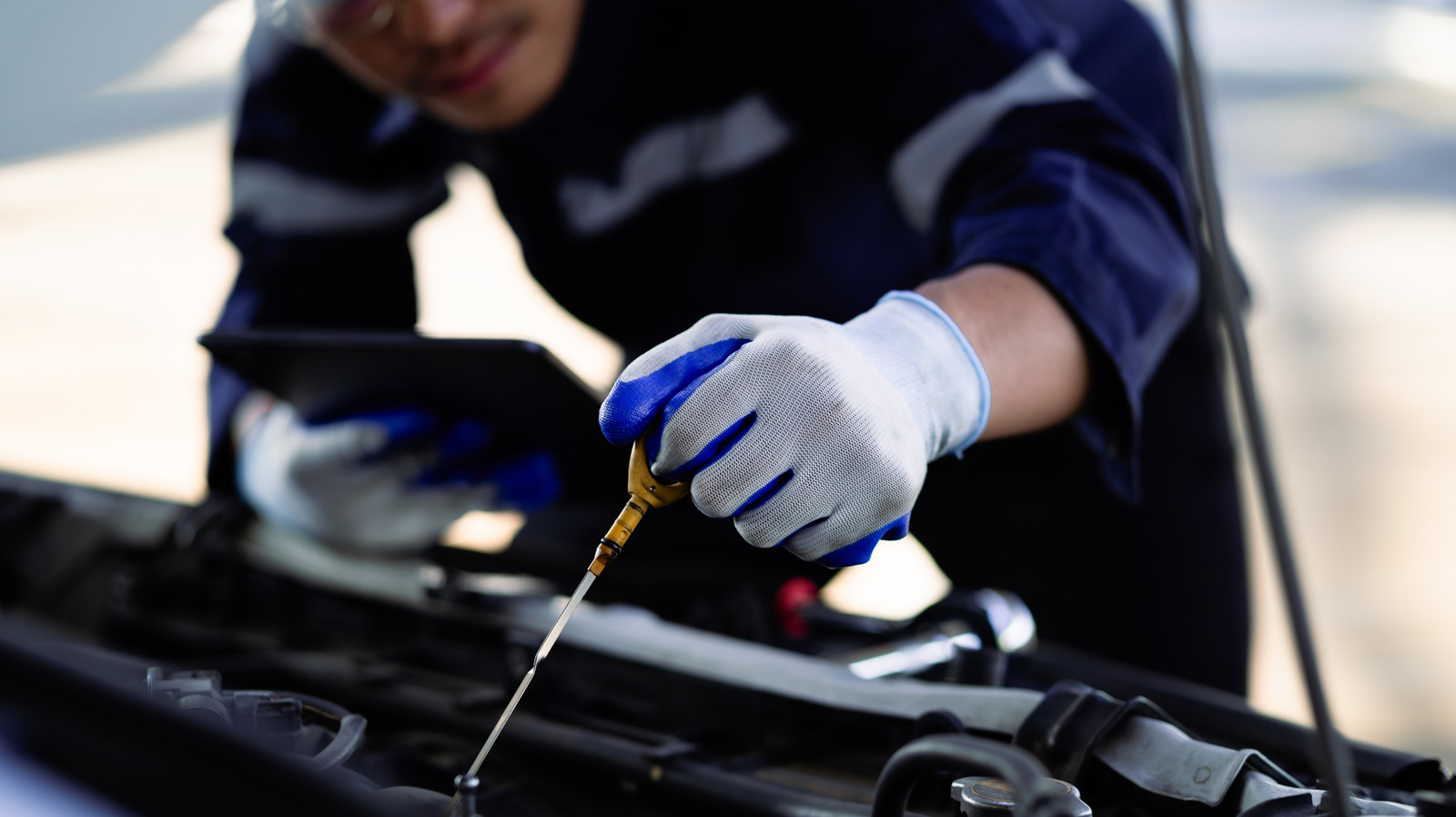 How Much Does An At-Home Oil Change With A Mobile Mechanic Typically Cost? – SlashGear