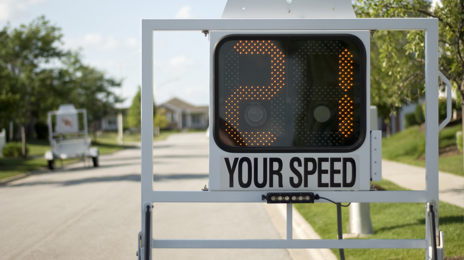 Those Electronic Speed Limit Signs Can See How Fast You’re Going Without A Camera: Here’s How – SlashGear