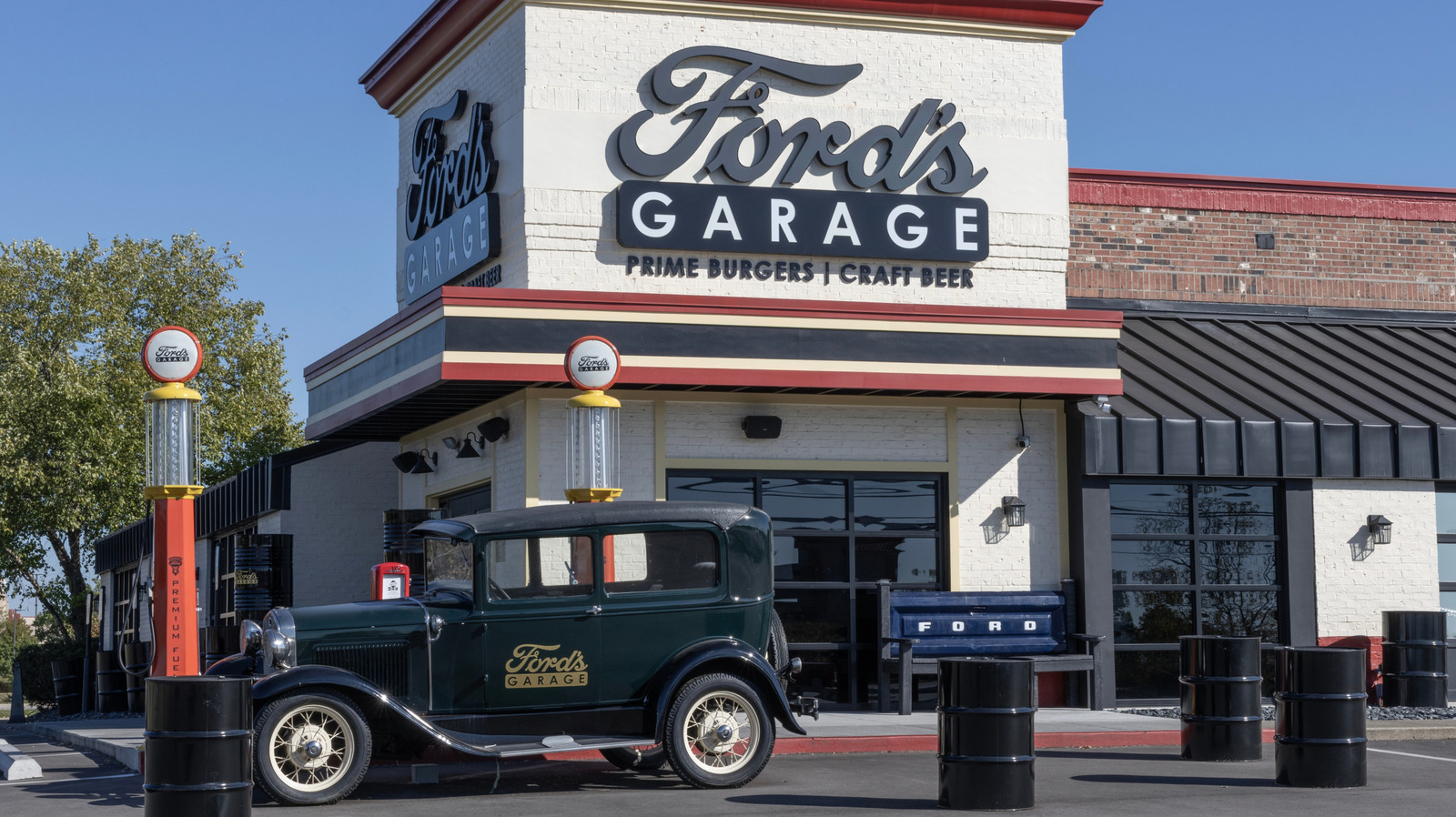 Classic Ford Fans Love This Restaurant Chain: Here’s Which States It’s In – SlashGear