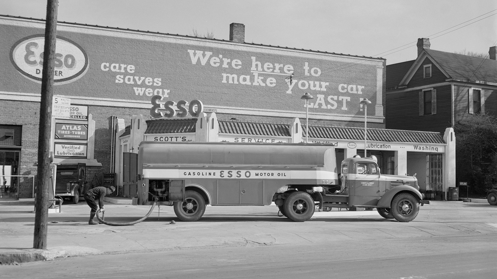 Should You Avoid Filling Up Your Gas Tank When A Fuel Truck Is At The Station? – SlashGear