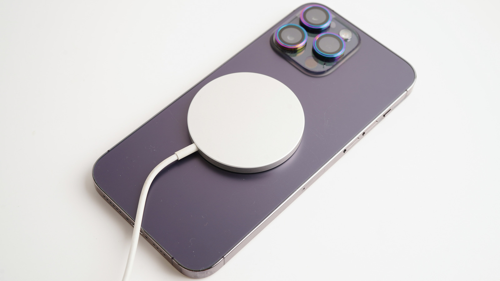 Wireless charging wastes way more electricity than wired, here’s why – Engadget