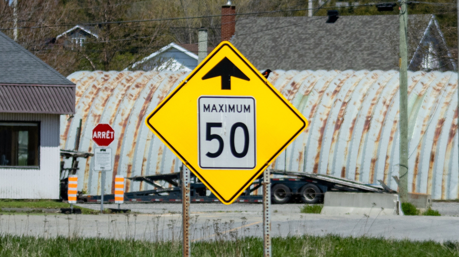 Why Do Some Road Signs Show A Speed Limit With An Arrow On Top? – SlashGear
