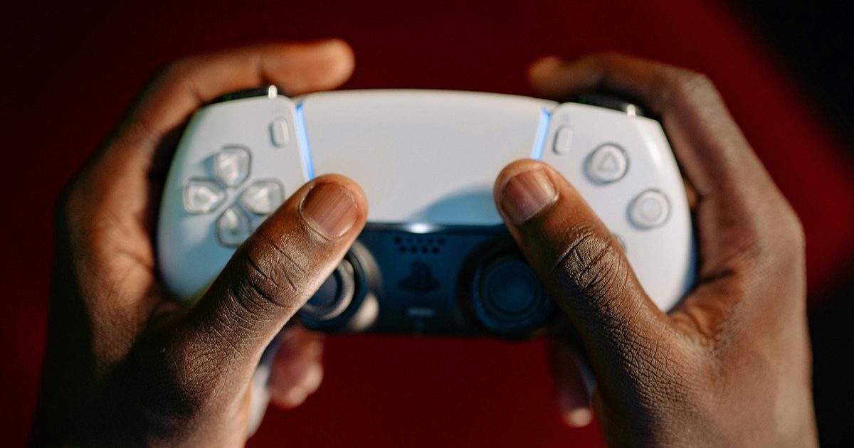 Imagine a DualSense controller with a detachable touchscreen — that’s Sony’s latest idea