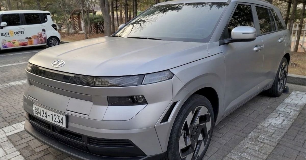 The new Hyundai Kona leaks with a tougher look and a surprise inside