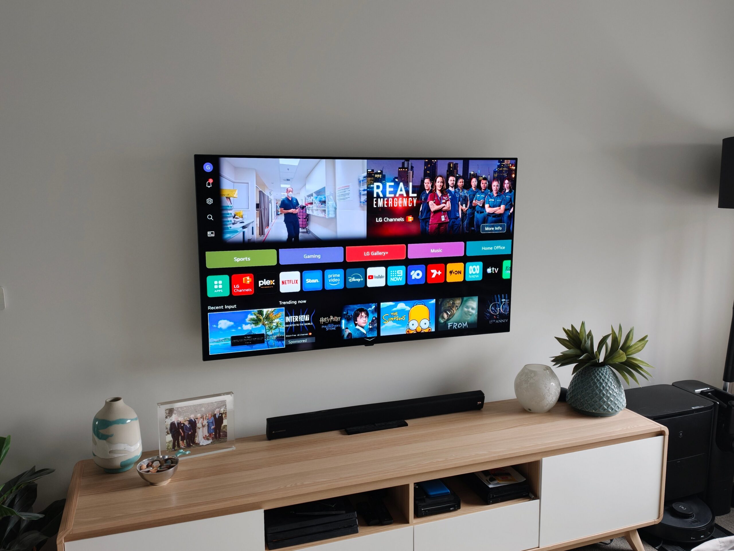 Review: LG B6 OLED TV — great picture quality, fully featured and with useful AI