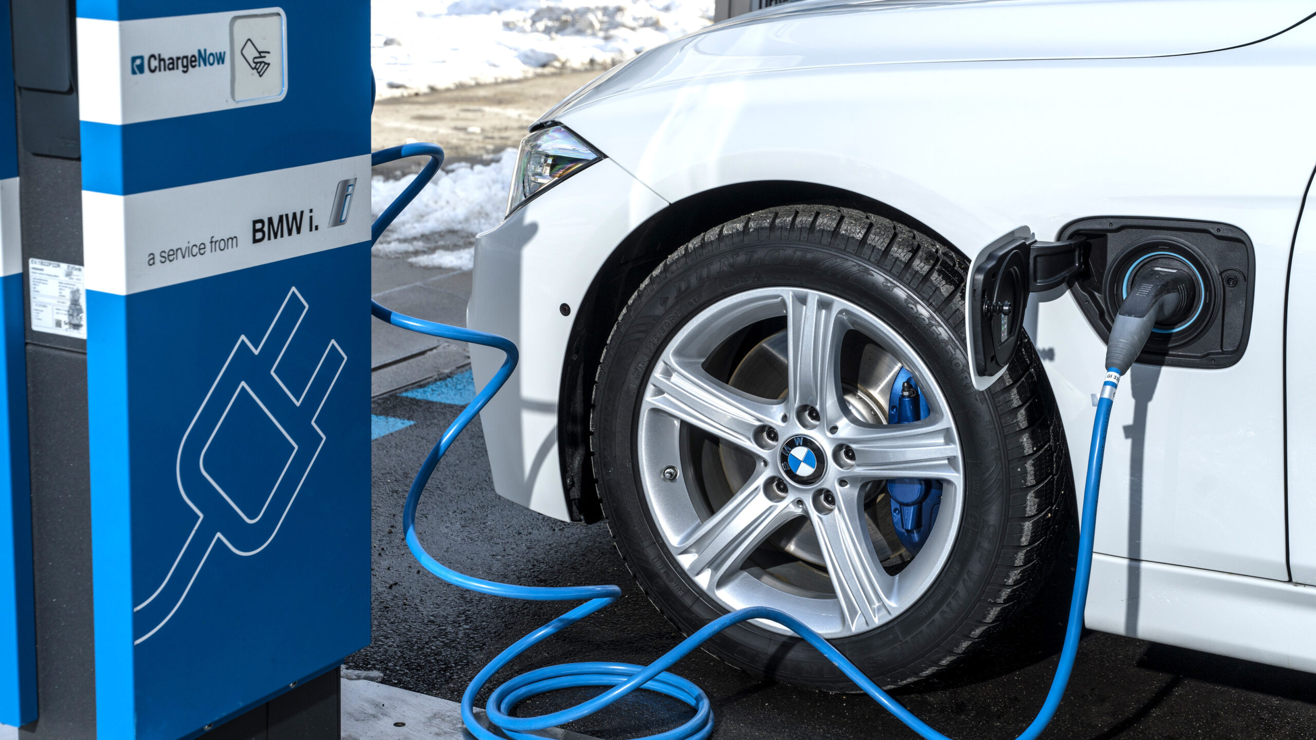 BMW Tells 29,919 Owners To Keep Their Hybrids Away From The House | Carscoops