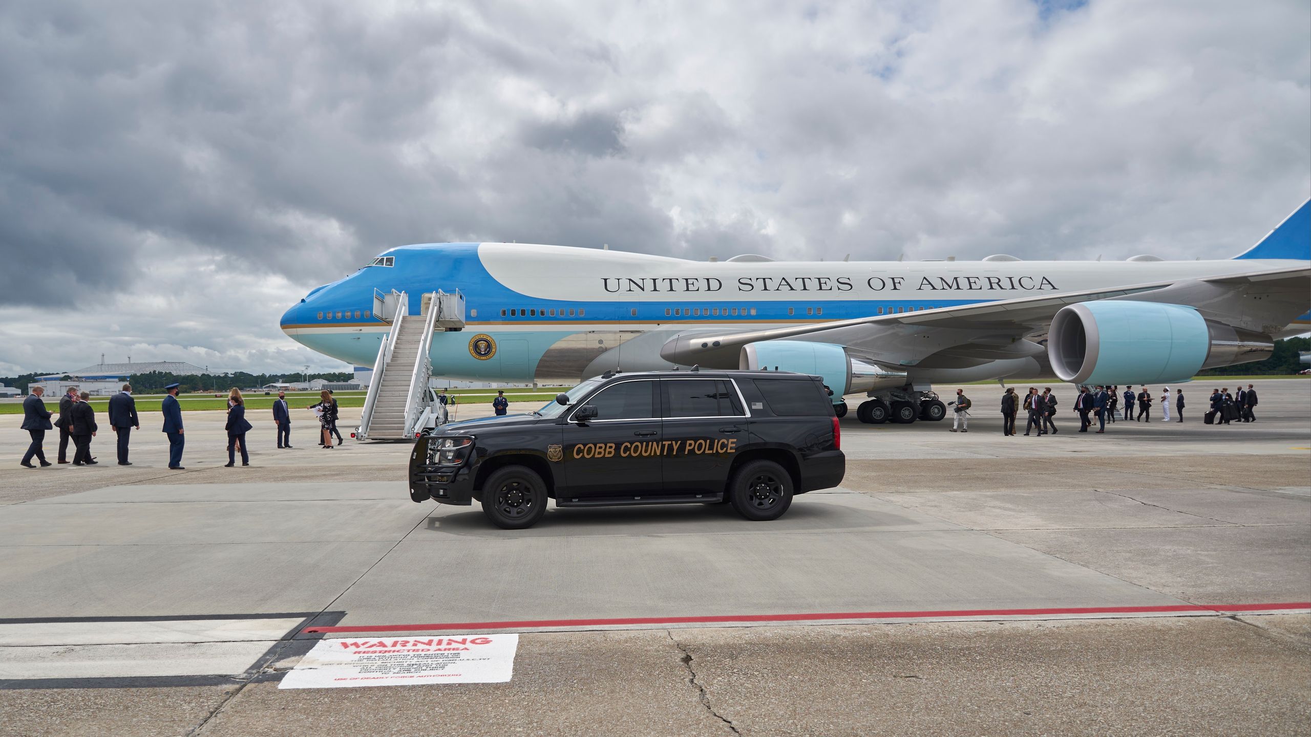 US Secret Service personnel are putting the lives of America’s VIPs at risk by refusing to use government-issued phones