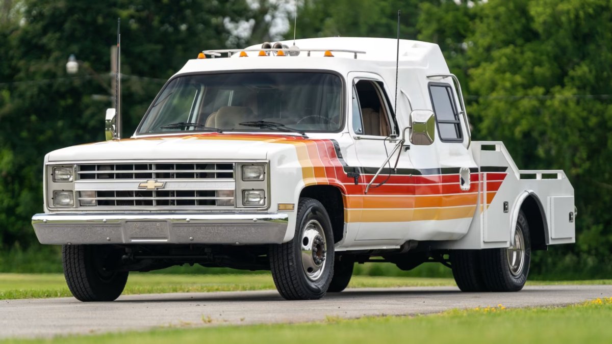 We Used To Be a Country: This 1988 Chevrolet Hot Shot Hauler Is a Bygone Beauty You Can Buy