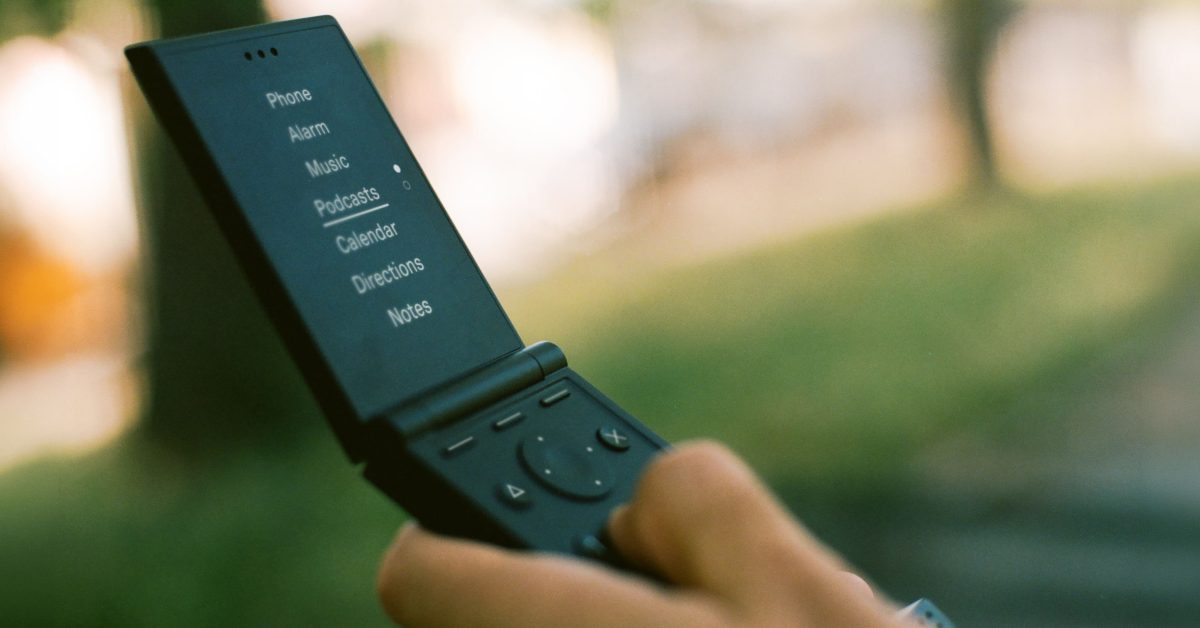 Light Flip is the minimalist $299 Moto Razr throwback you’ve been waiting for