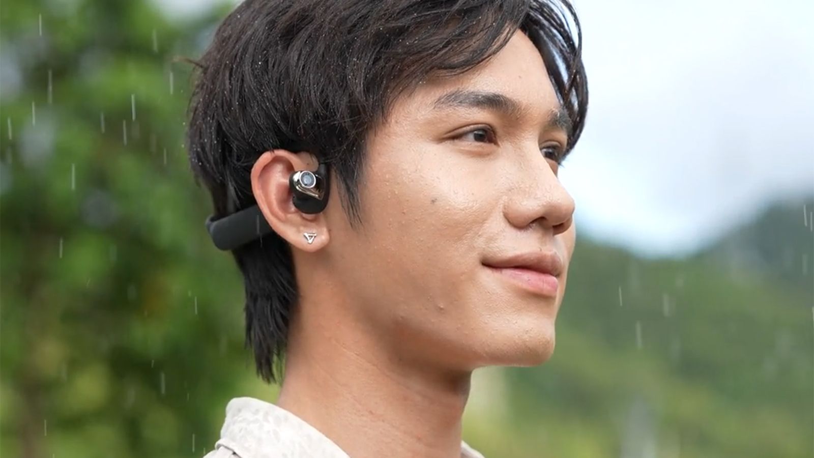 These new bone conduction headphones are ‘designed for the world outside the screen’ — and come with AI and a 4K camera