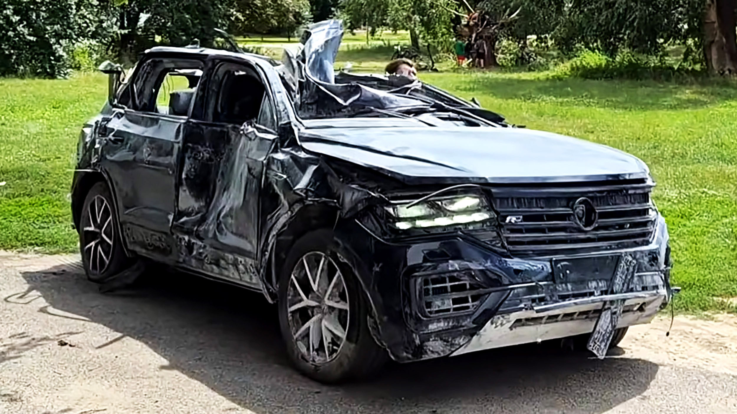 Not Even A Ballistic Missile Could Stop This VW Touareg From Driving Away | Carscoops