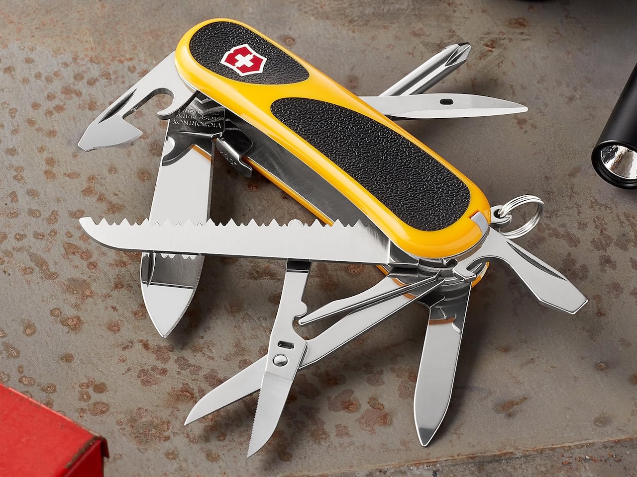 Victorinox Evolution S18 Grip: Still a Smart Summer Carry