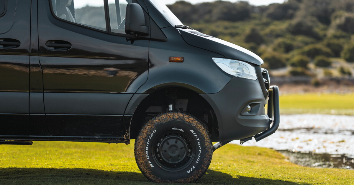 4×4 camper van slides an entire room out of the way of telescopic bed