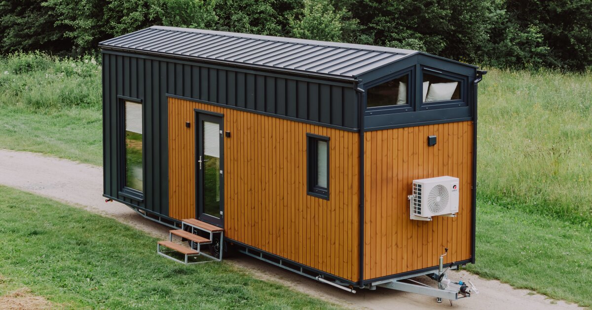 Flexible tiny house fits two bedrooms into a towable footprint