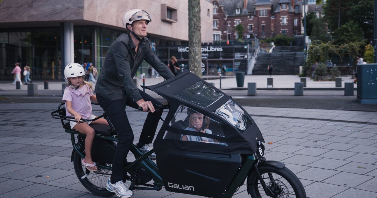 4-person Cargotail ebike carries kids up front and adults in back