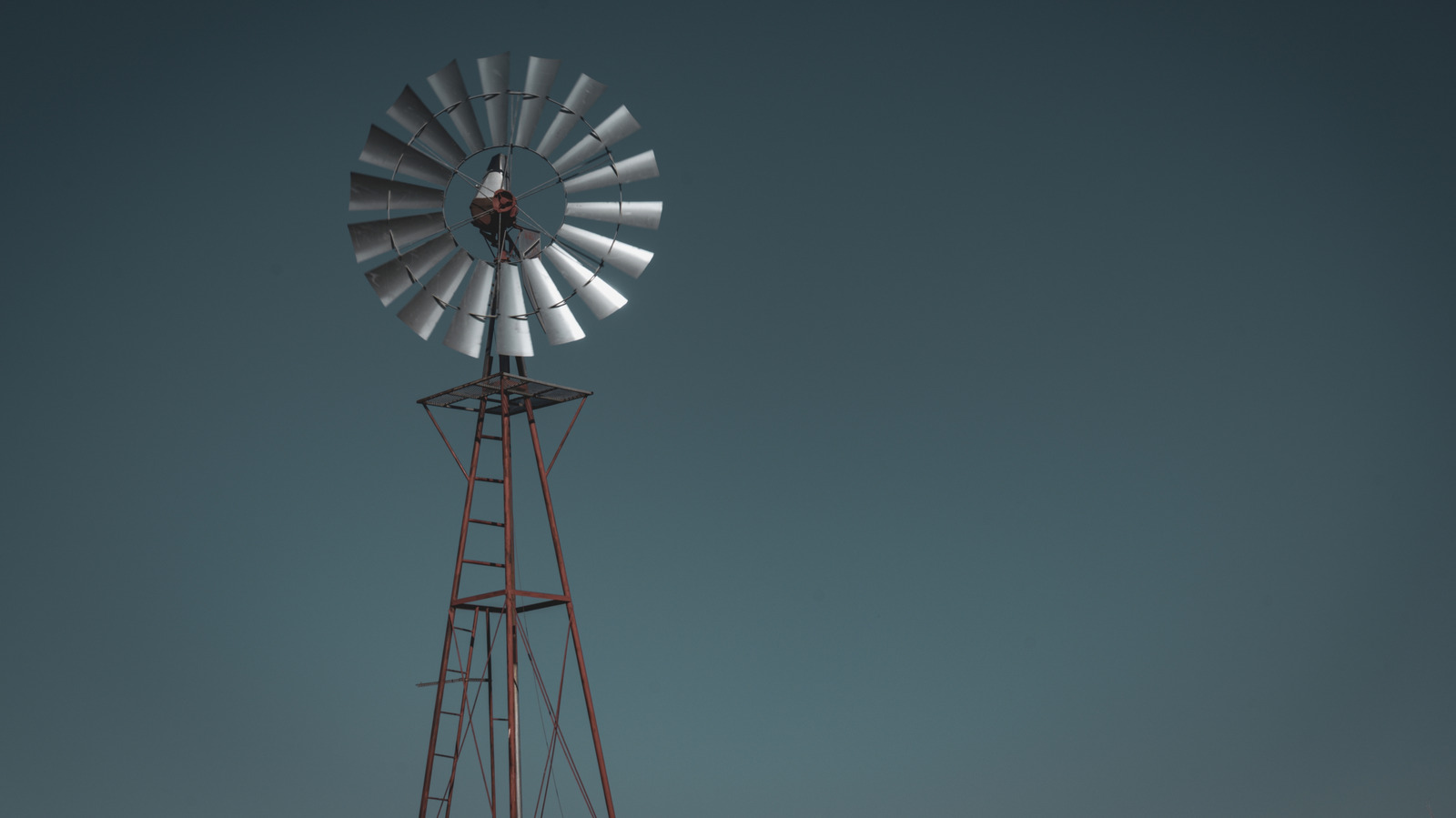 How Do Windmills Pump Water From Underground? – SlashGear