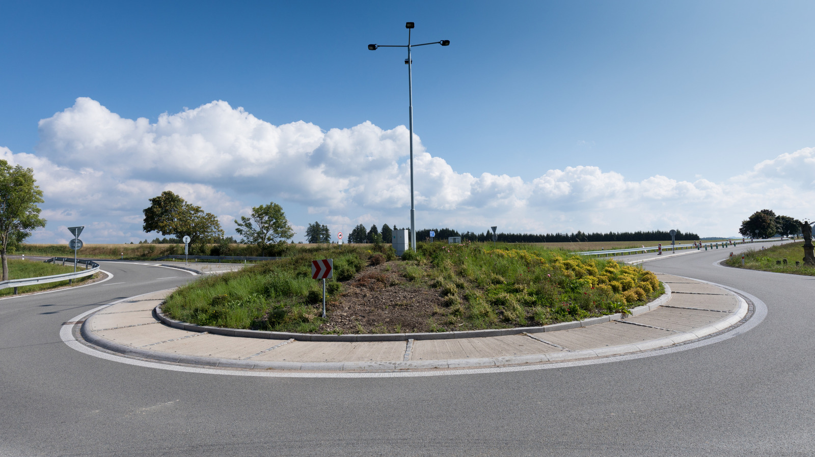 Is There A Speed Limit In A Roundabout If There Are No Signs? – SlashGear