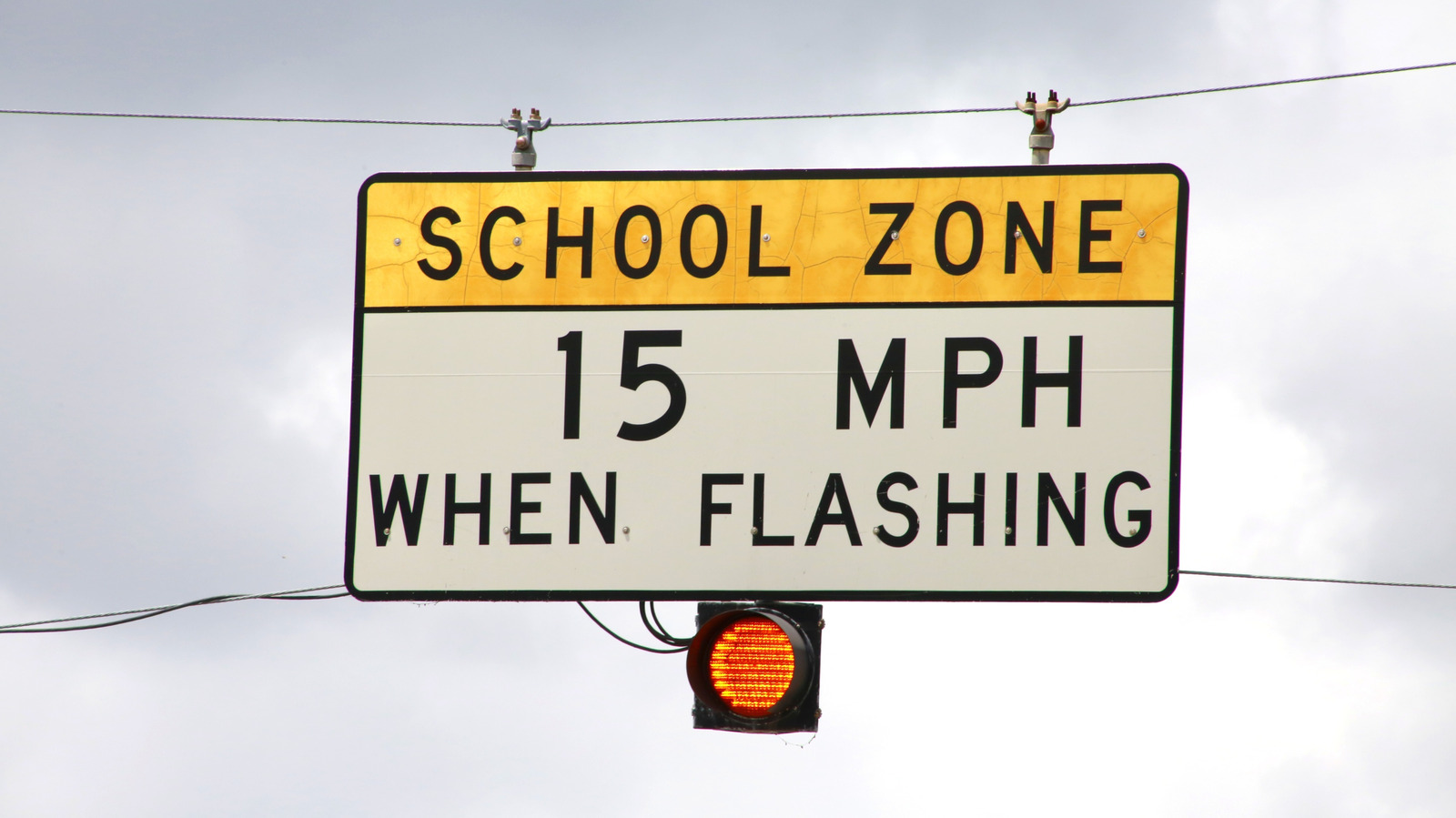 Why Do Some Speed Limit Signs Have Flashing Yellow Lights? – SlashGear