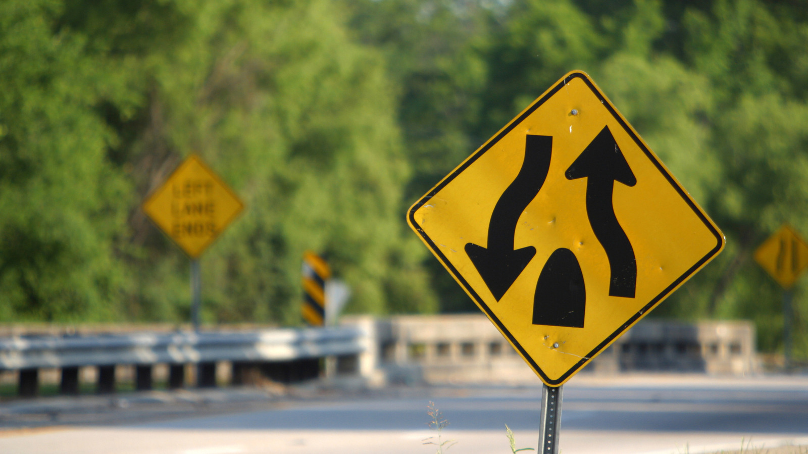 What Does The ‘Divided Highway Ends’ Sign Mean & Why Is It Important To Know? – SlashGear