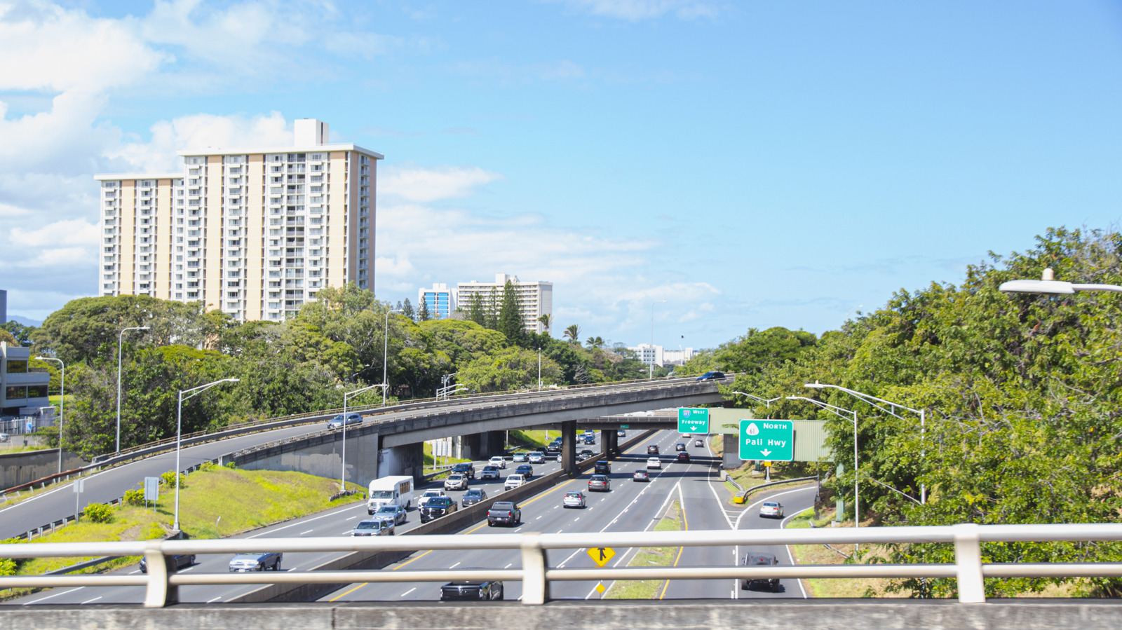 No More ‘Slap On The Wrist’ For Left-Lane Truck Drivers In This State – SlashGear