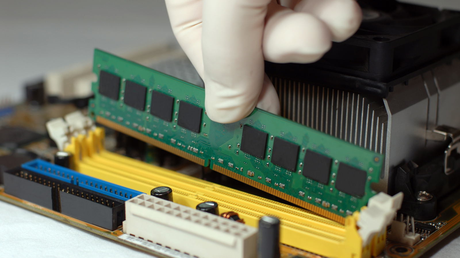 Two Companies Make Most Of The Memory Chips Inside Of Our Devices (And They’re Being Sued…Again) – SlashGear