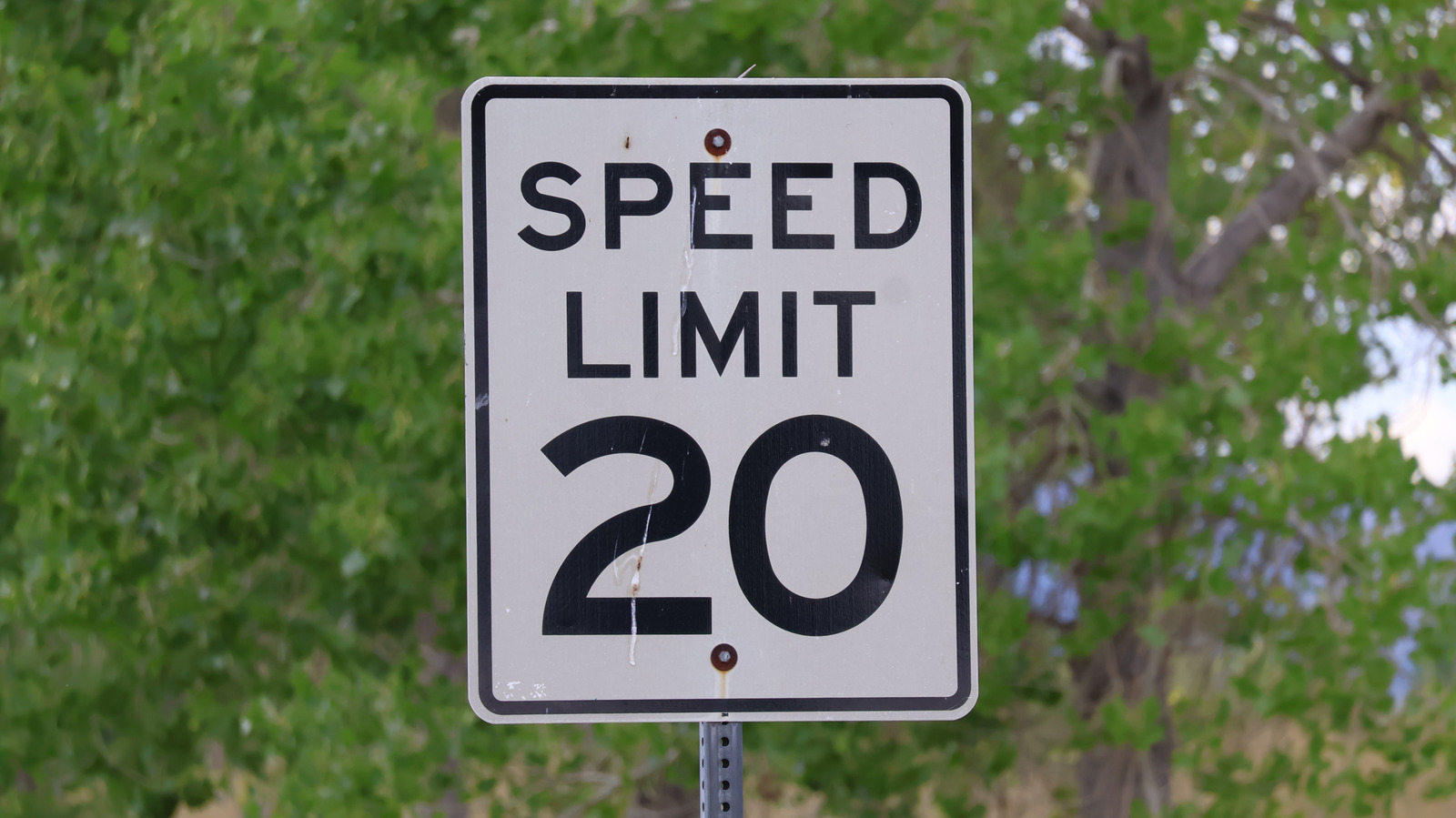 Do Speed Limit Signs On Private Roads Have To Follow Federal Rules? – SlashGear