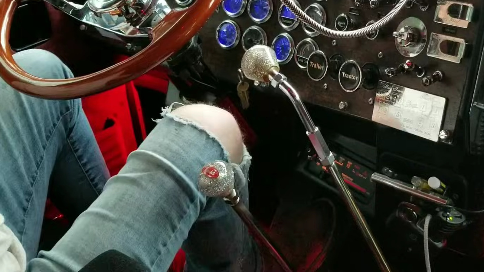Why Do Some Older Semi Trucks Have Two Gear Shifts? – SlashGear