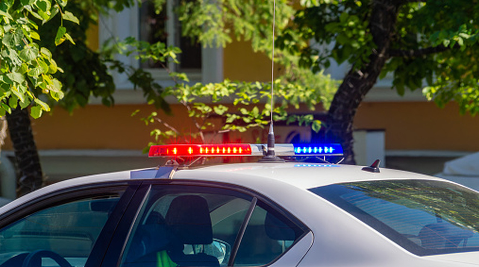 Why Some Cops Never Turn Their Red And Blue Cruiser Lights Off – SlashGear